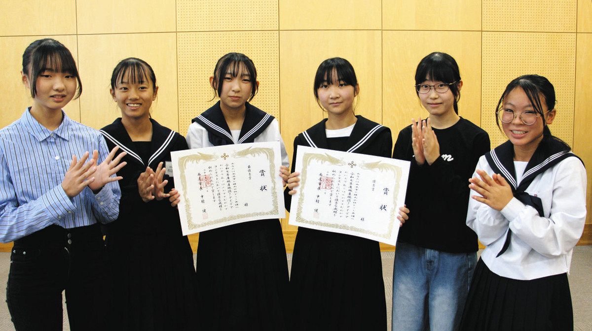 最優秀賞の鈴木さん（中央左）、優秀賞の犬塚さん（同右）ら調理に挑んだ中高生＝西尾市吉良町で
