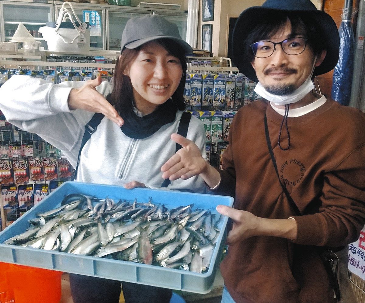 サッパ＆カタクチ釣果に大喜びの東川内さん夫妻