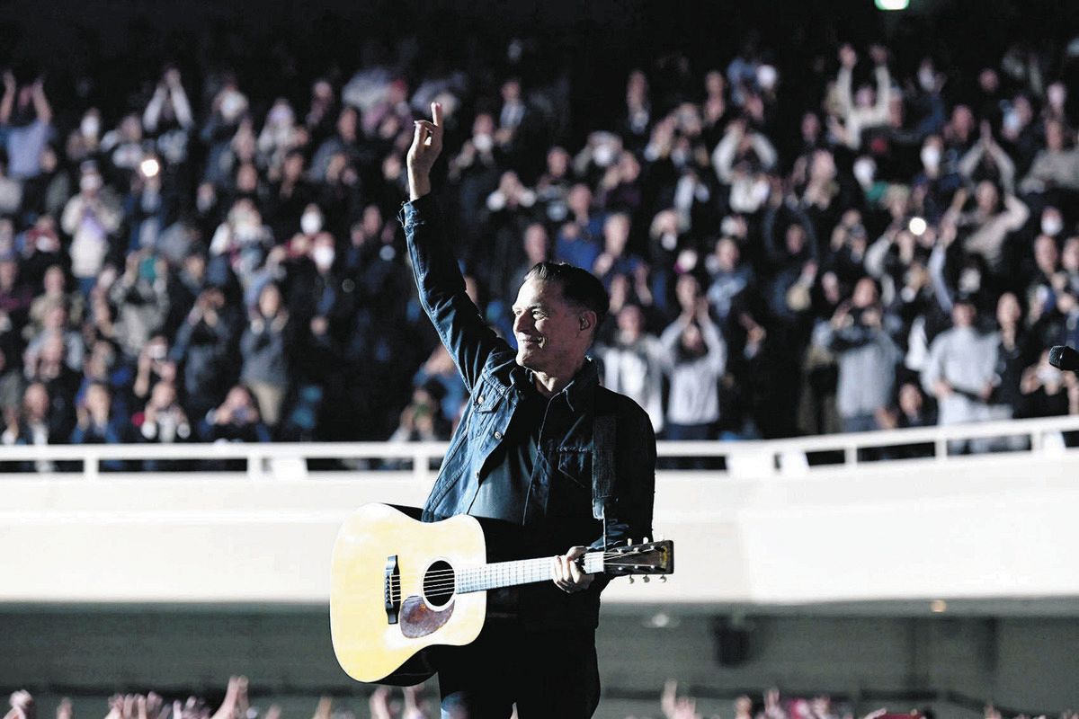 ブライアン・アダムス 3年ぶり14度目の来日公演初日の日本武道館公演で