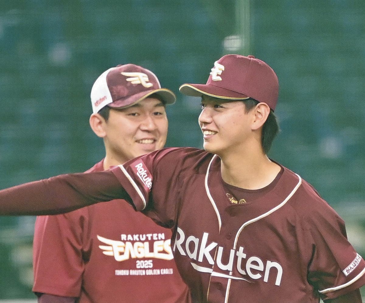 試合前、マウンドの感触を確かめる楽天・大内（左から２人目）