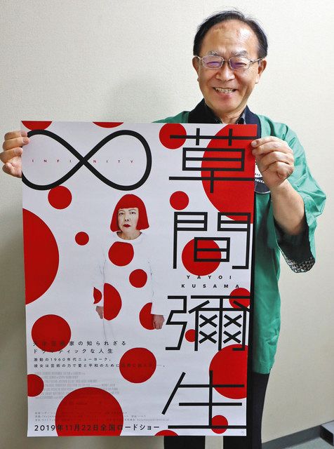 上映会への来場を呼び掛ける毛利さん＝岡谷市役所で 