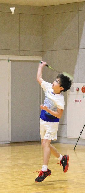 あわら市ジュニアバドミントン大会で白熱の戦いを繰り広げる選手＝同市の農業者トレーニングセンターで