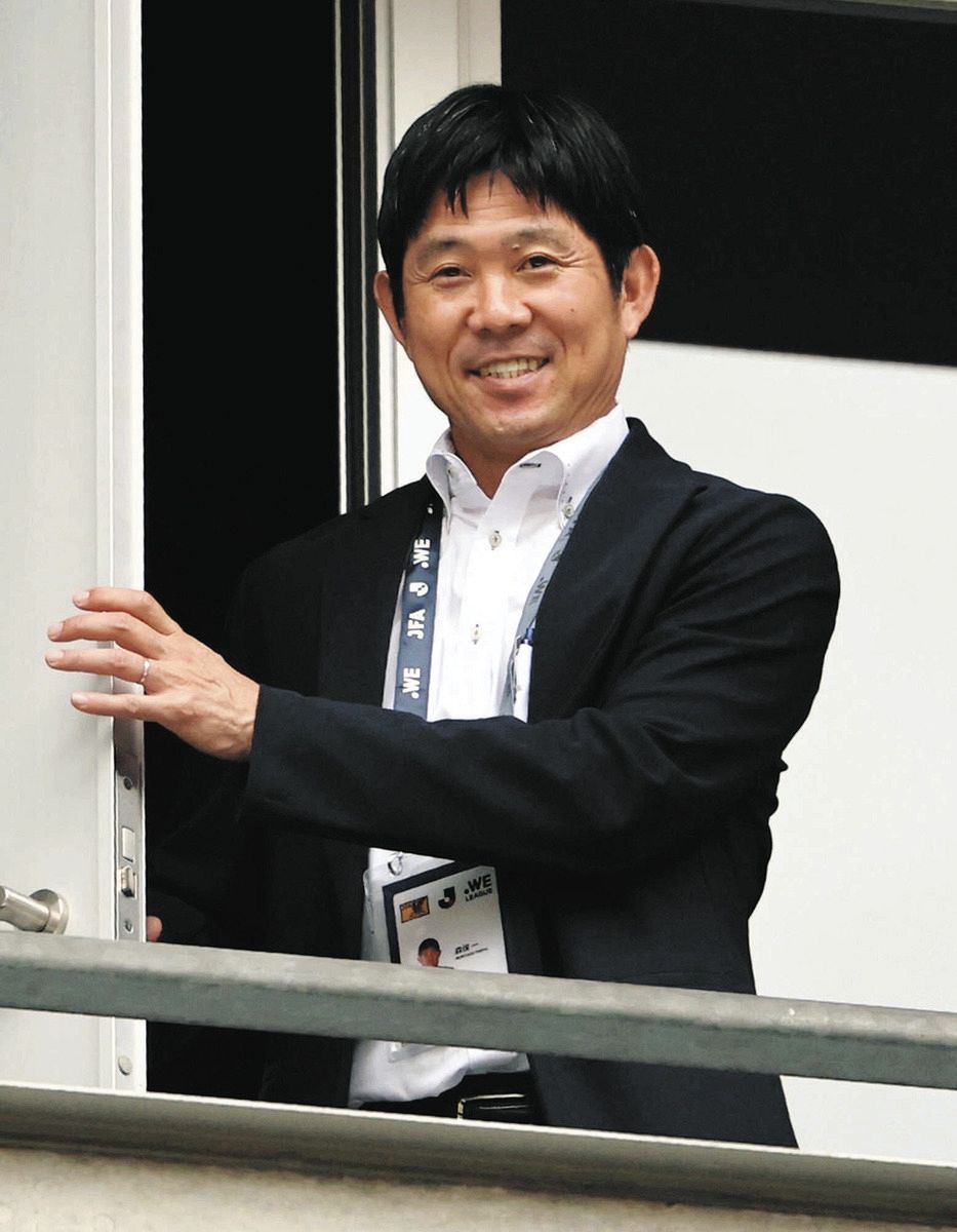 試合を視察する日本代表の森保監督