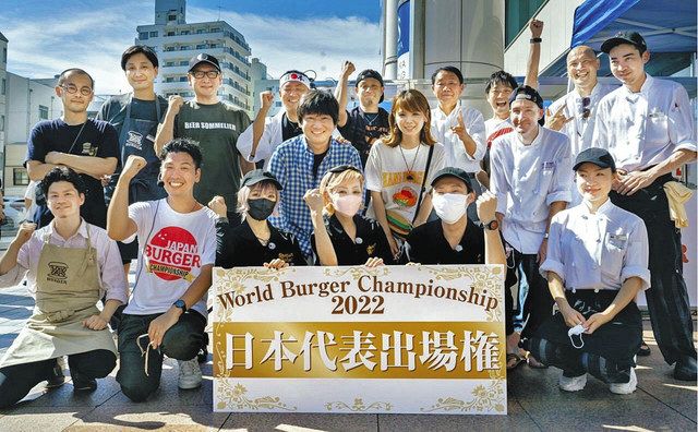 国内予選の優勝を喜ぶ扇谷厚子さん（最前列左から４人目）とスタッフら＝ガネーシャ提供