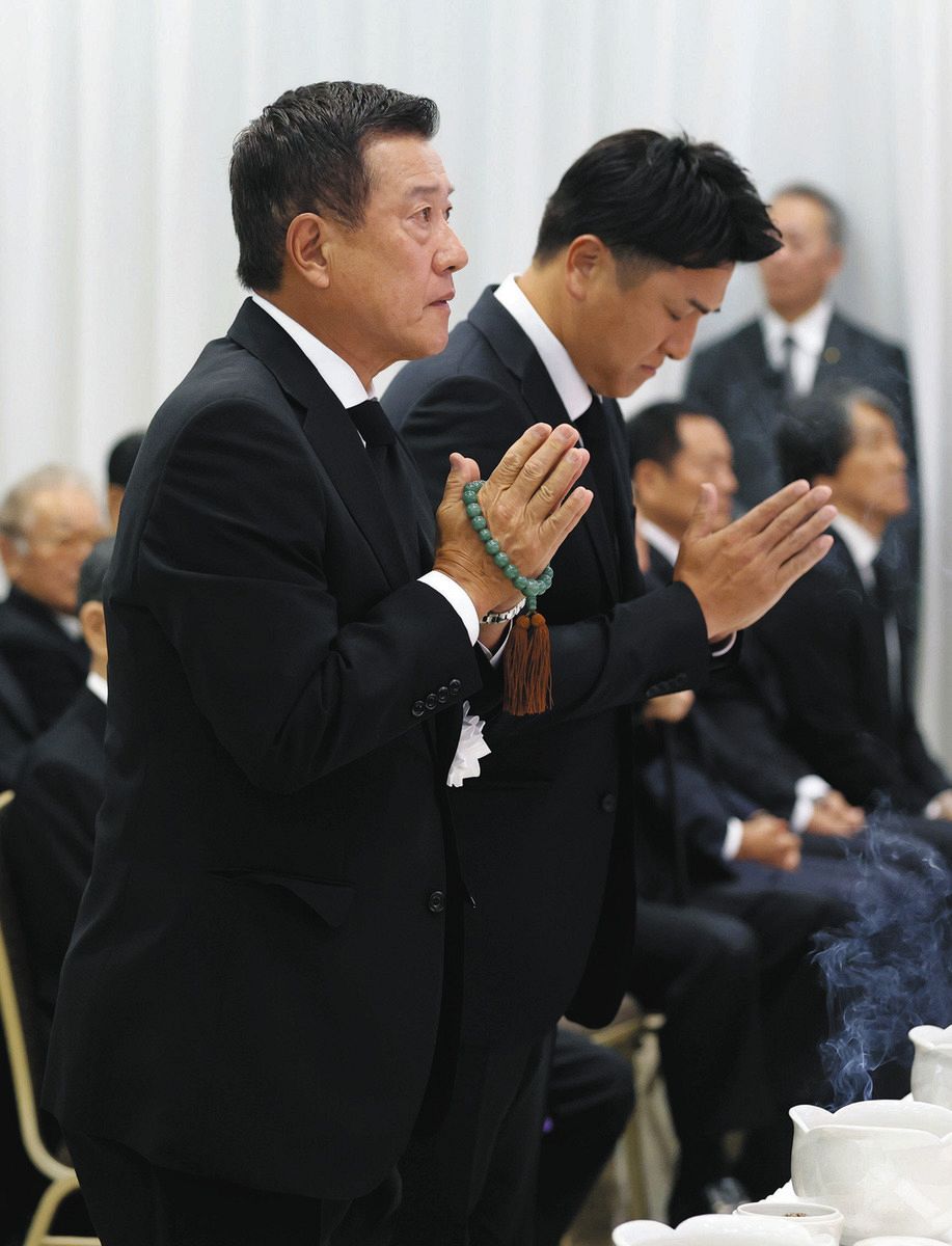 長嶋茂雄さんの通夜に参列した原辰徳さん（左）と高橋由伸さん（読売新聞社提供）