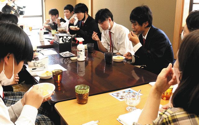 オリジナルの味を試食し、飲食店の代表者と話し合う生徒たち＝東近江市のかなめカフェで 