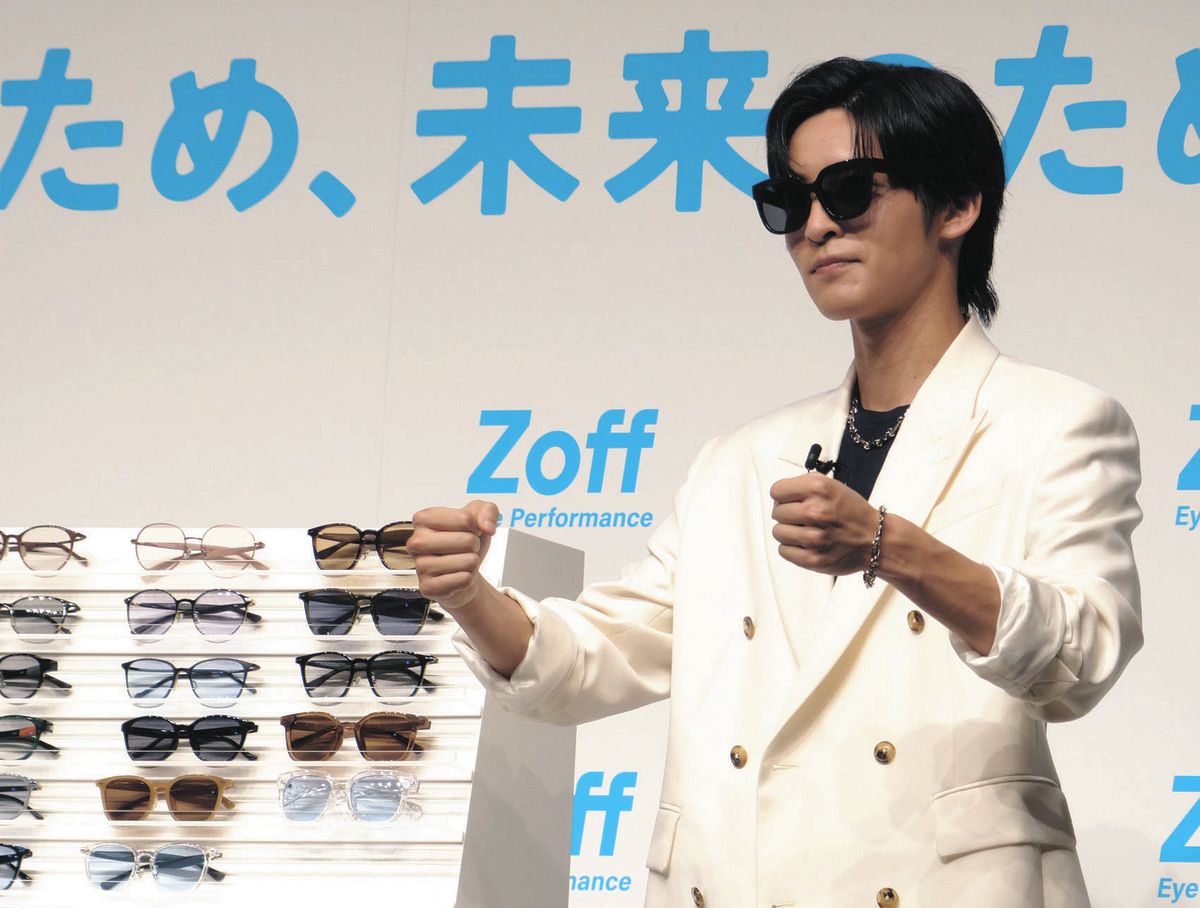 ◇目黒蓮、サンカットグラスをかけてドライブのポーズ【写真】：中日