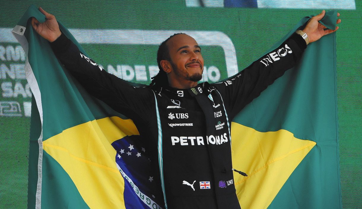表彰台でブラジル国旗をまとうルイス・ハミルトン（ＡＰ）