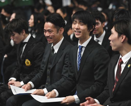 開会式で笑顔を見せる高橋大輔（左から２人目）と羽生結弦（同３人目）