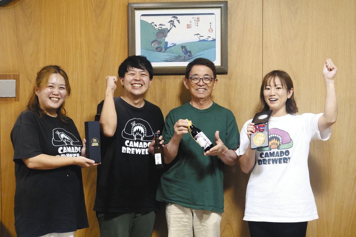 受賞を報告したカマドブリュワリーの東社長（右端）ら＝瑞浪市役所で
