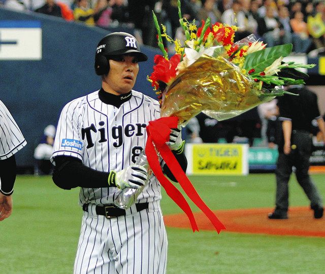 日米通算250号本塁打を達成し、花束を受け取る阪神時代の福留＝2015年3月29日、京セラドーム大阪で