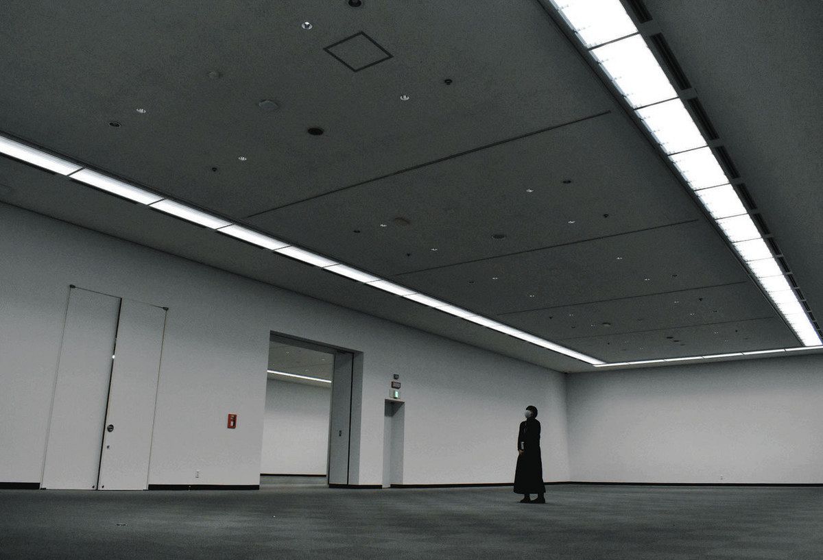空っぽの展示室。照明がLED化された＝津市の県立美術館で　
