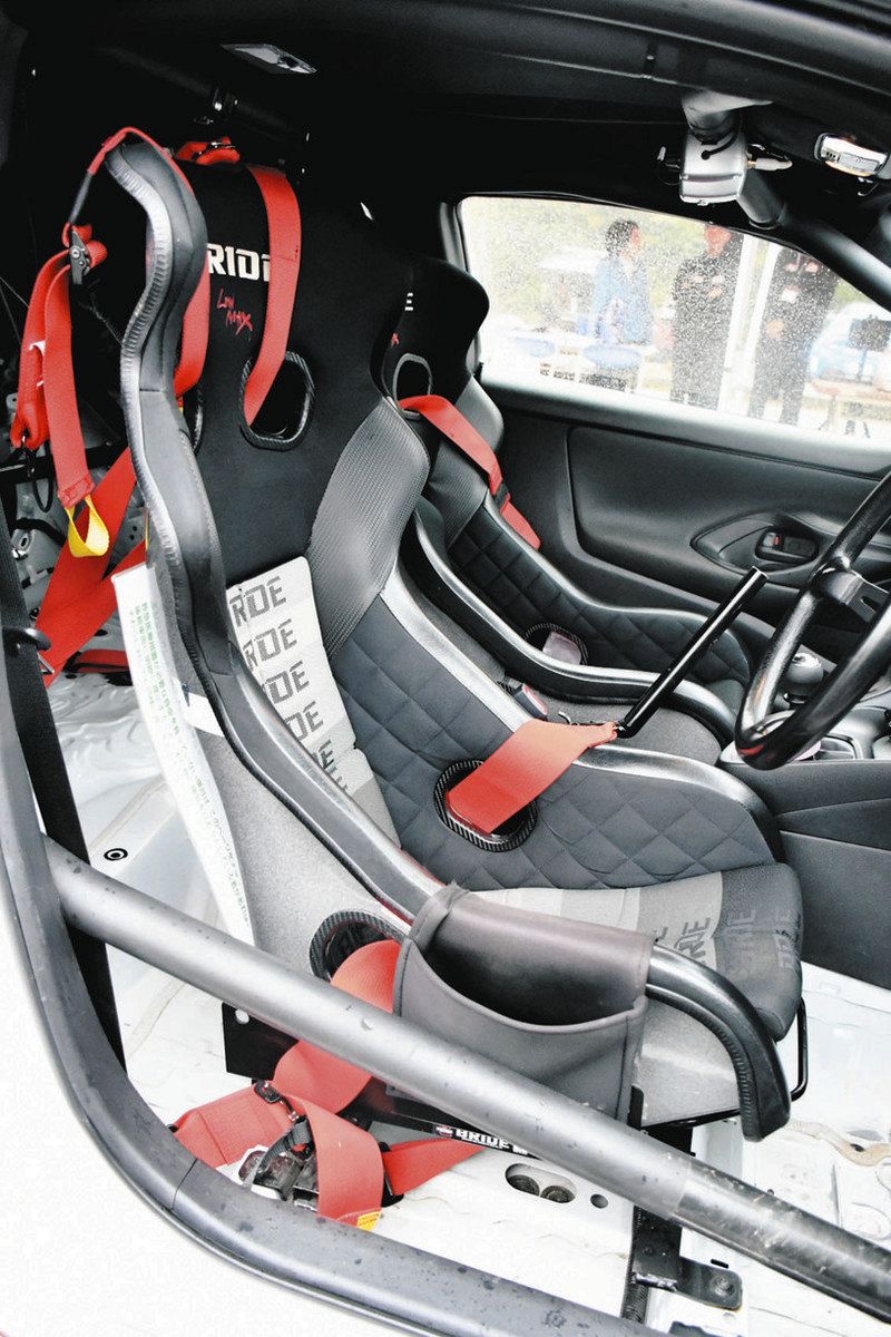 レース用のシートとロールバーが設置された車内＝恵那市の笠置山モーターパークで