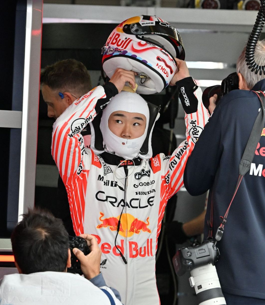 フリー走行２回目に備えるレッドブルの角田裕毅