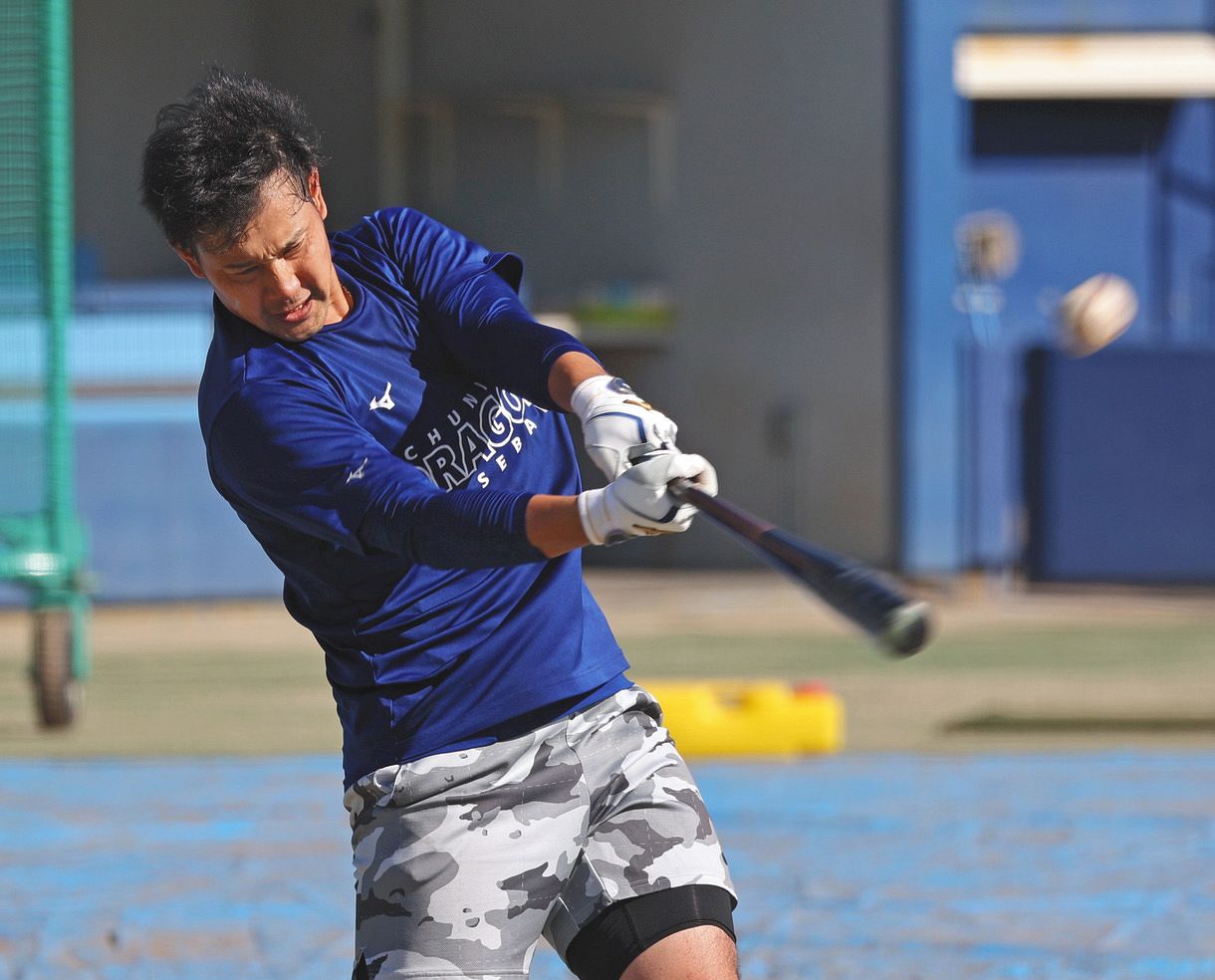 思ったより飛ばない」中日福留が指摘した堂上直倫の打撃課題フォーム