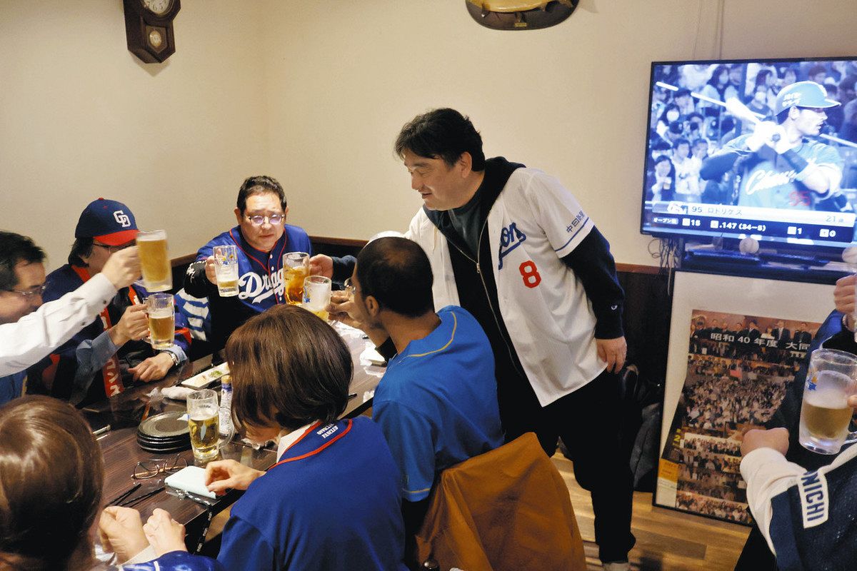 交流するドラゴンズファンの皆さん＝飯田市中央通りの一夢庵で
