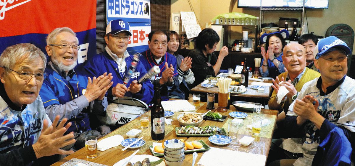 試合の行方を見守る伊那ドラキチ会のメンバー＝伊那市で
