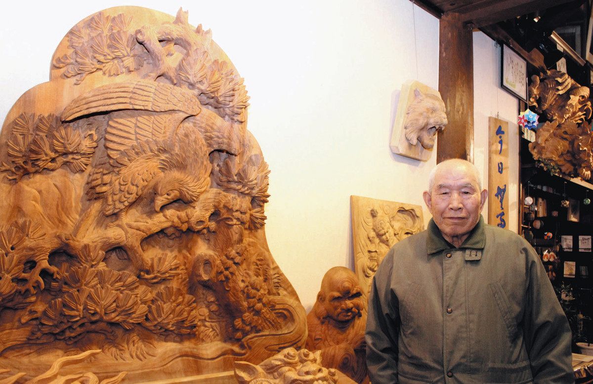 2メートル超、木彫りの龍躍動 江南の93歳職人・駒田さん、初の個展：中