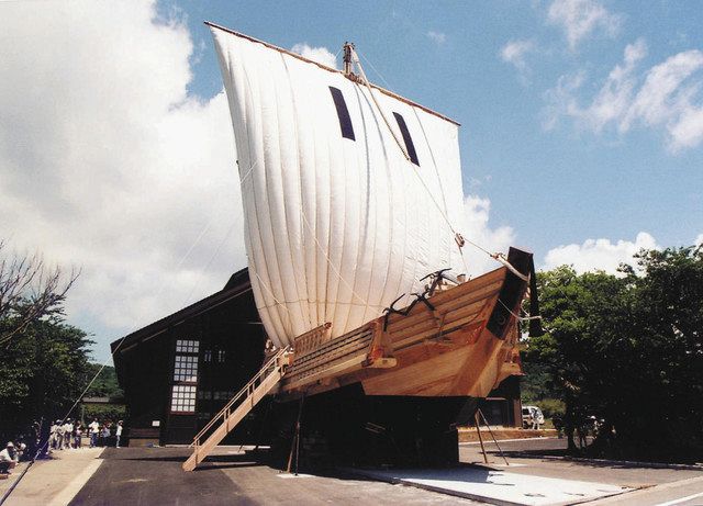 白山丸」時越え 佐渡に雄姿 北前船モデル 1998年に原寸大復元：北陸中日新聞Web