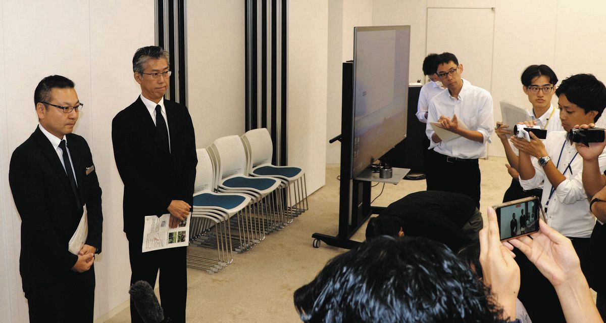 県環境影響評価審査会地盤委員会後に報道陣の取材に応じるJR東海の担当者