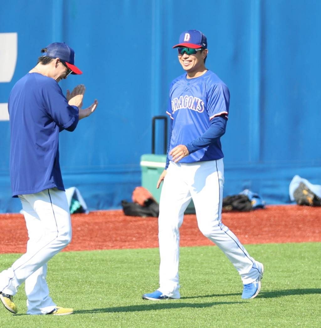 1軍に合流した中日・松葉（右）