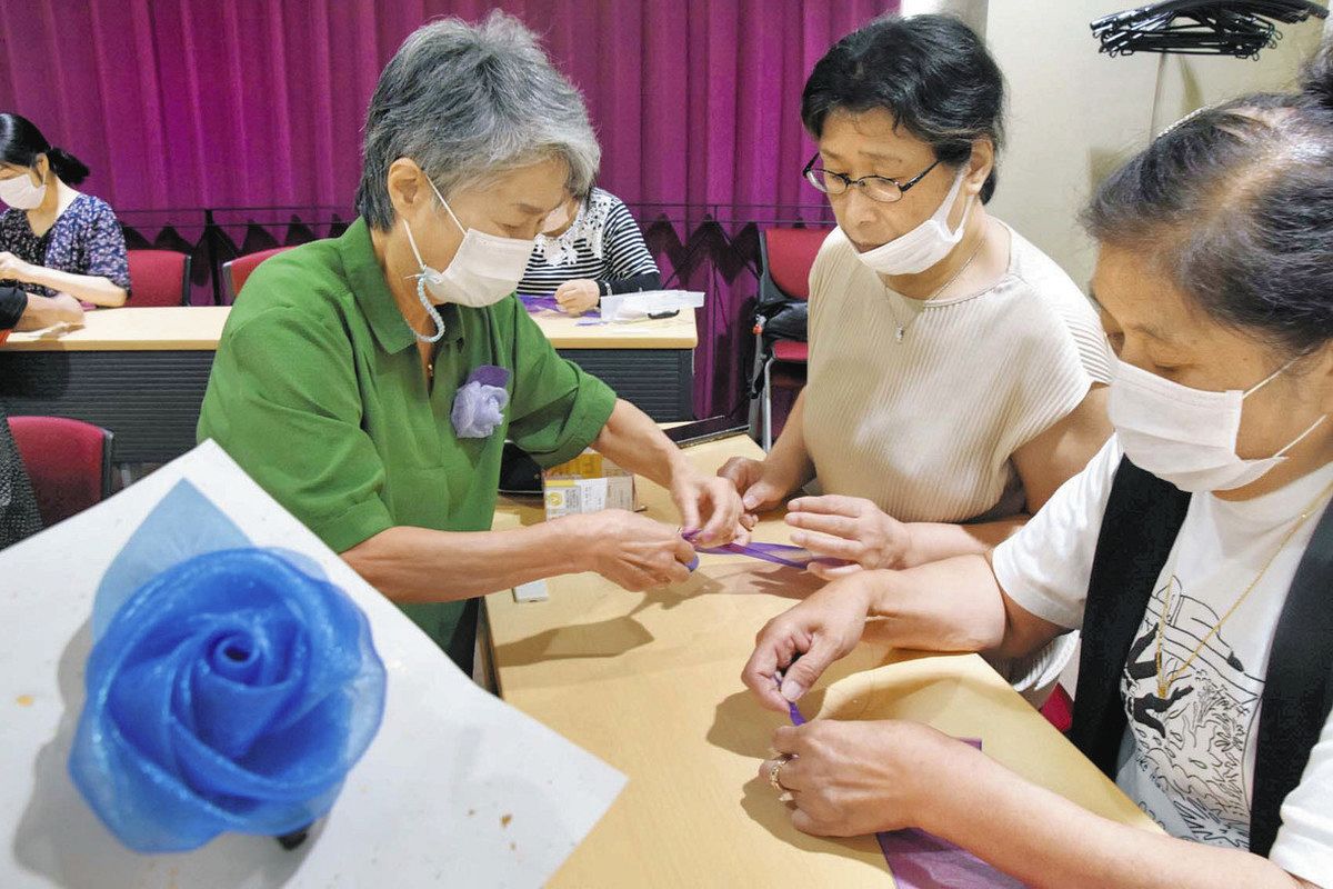 コサージュのバラ咲く 福井県産リボン使って作る
