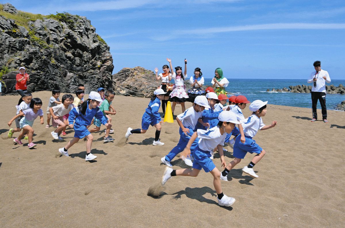 風、声援浴び 砂浜ダッシュ！：日刊県民福井Web
