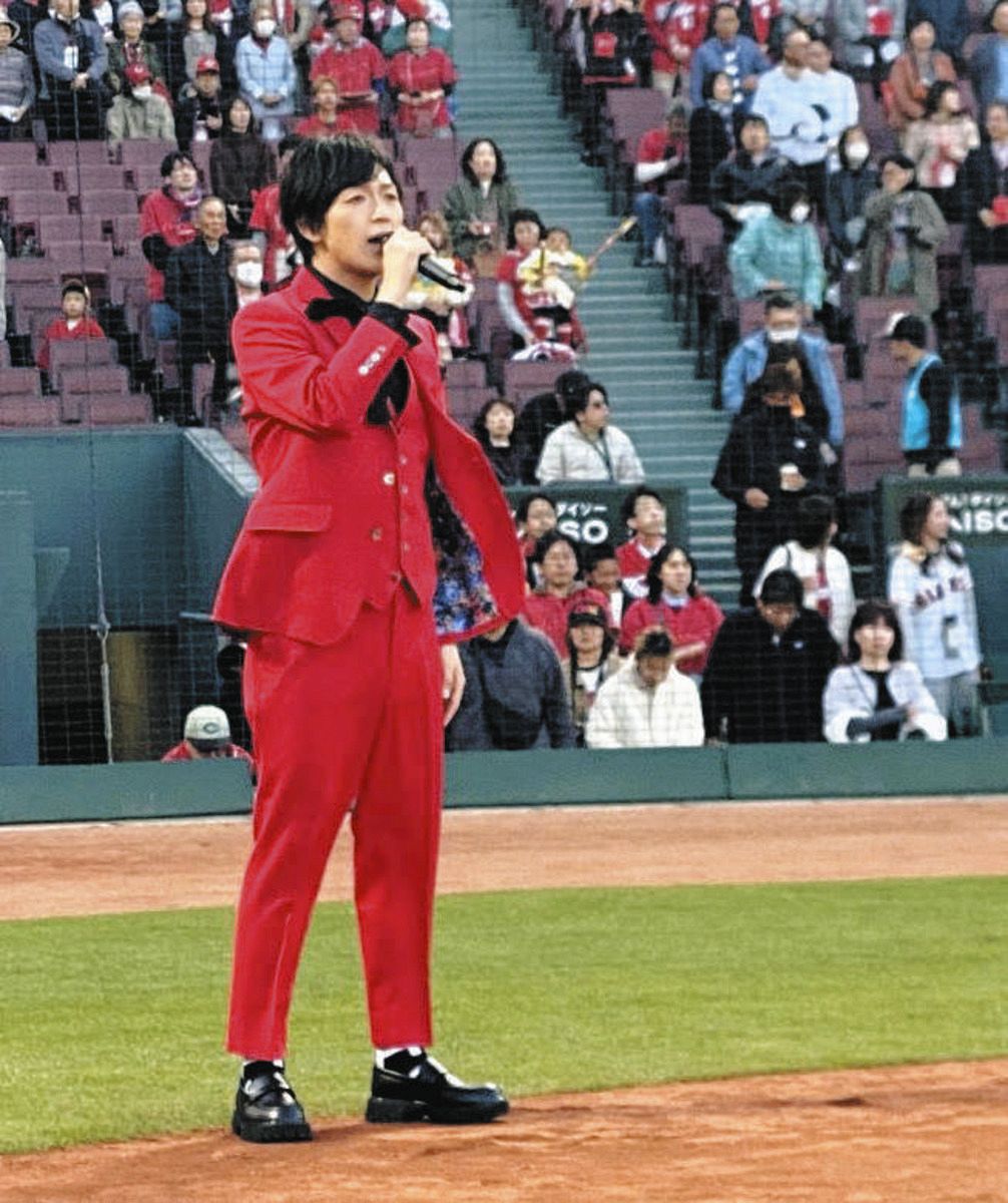 広島出身の歌手・岡本幸太がマツダスタジアムで国歌斉唱 赤いスーツで