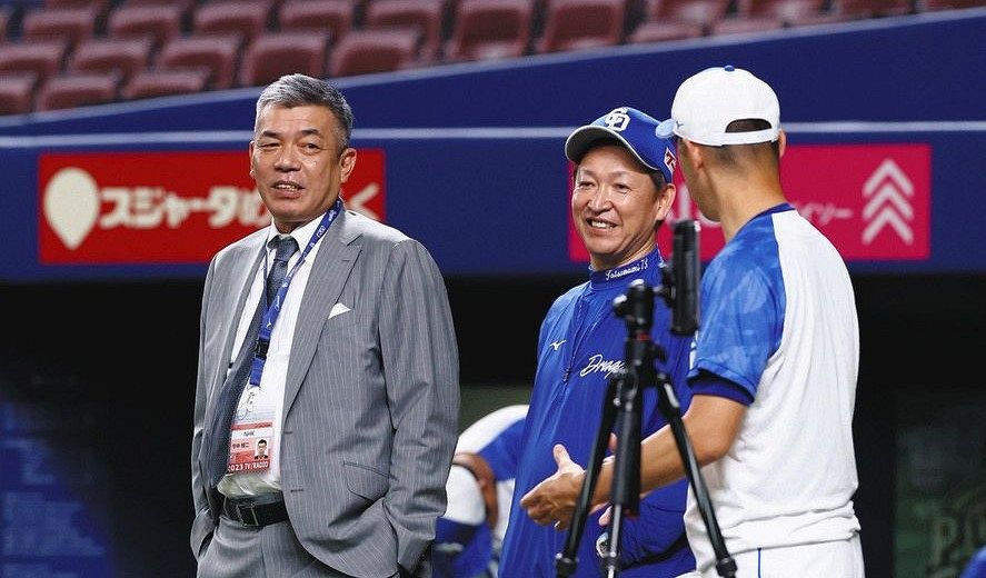 試合前に立浪監督（中）と談笑する今中慎二さん＝２０２３年８月４日、バンテリンドームナゴヤで（小沢徹撮影）