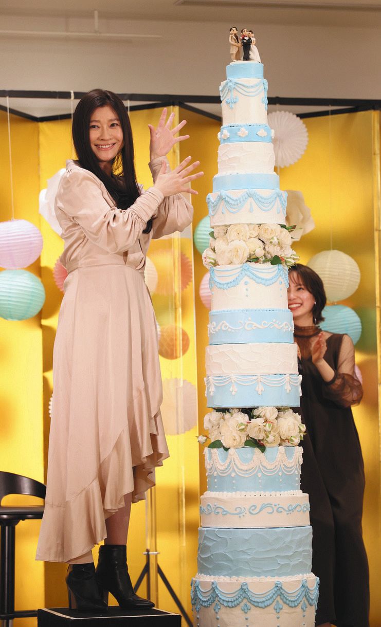 映画「ウエディング・ハイ」公開直前イベントで身長より高いウエディングケーキに笑顔を見せる篠原涼子
