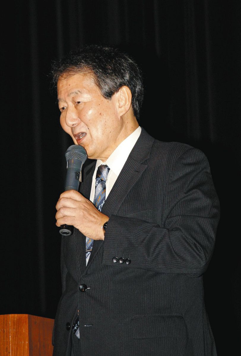 講演する三浦名誉教授＝津市西丸之内で