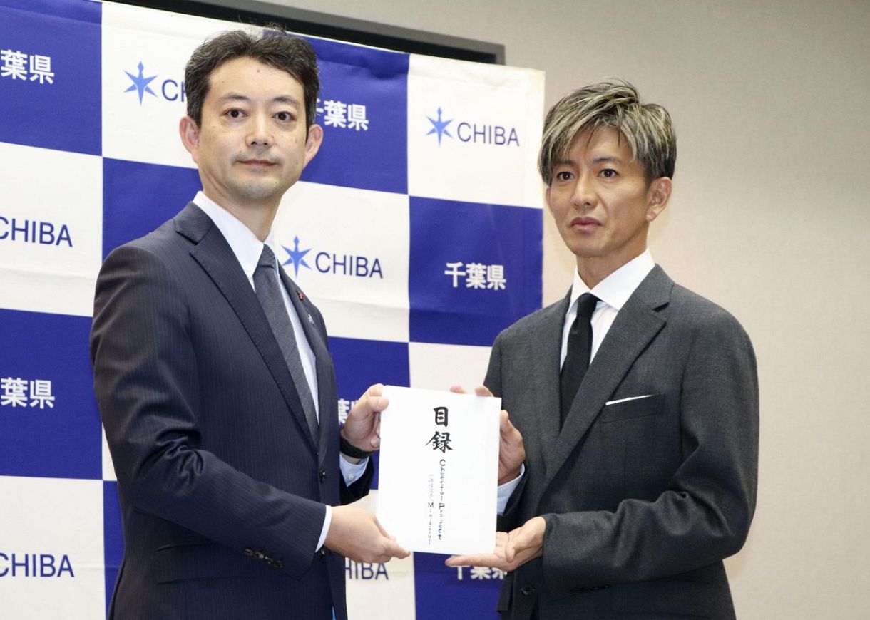 　千葉県庁を訪れ、熊谷俊人知事（左）に義援金の目録を手渡す木村拓哉さん＝２６日午後