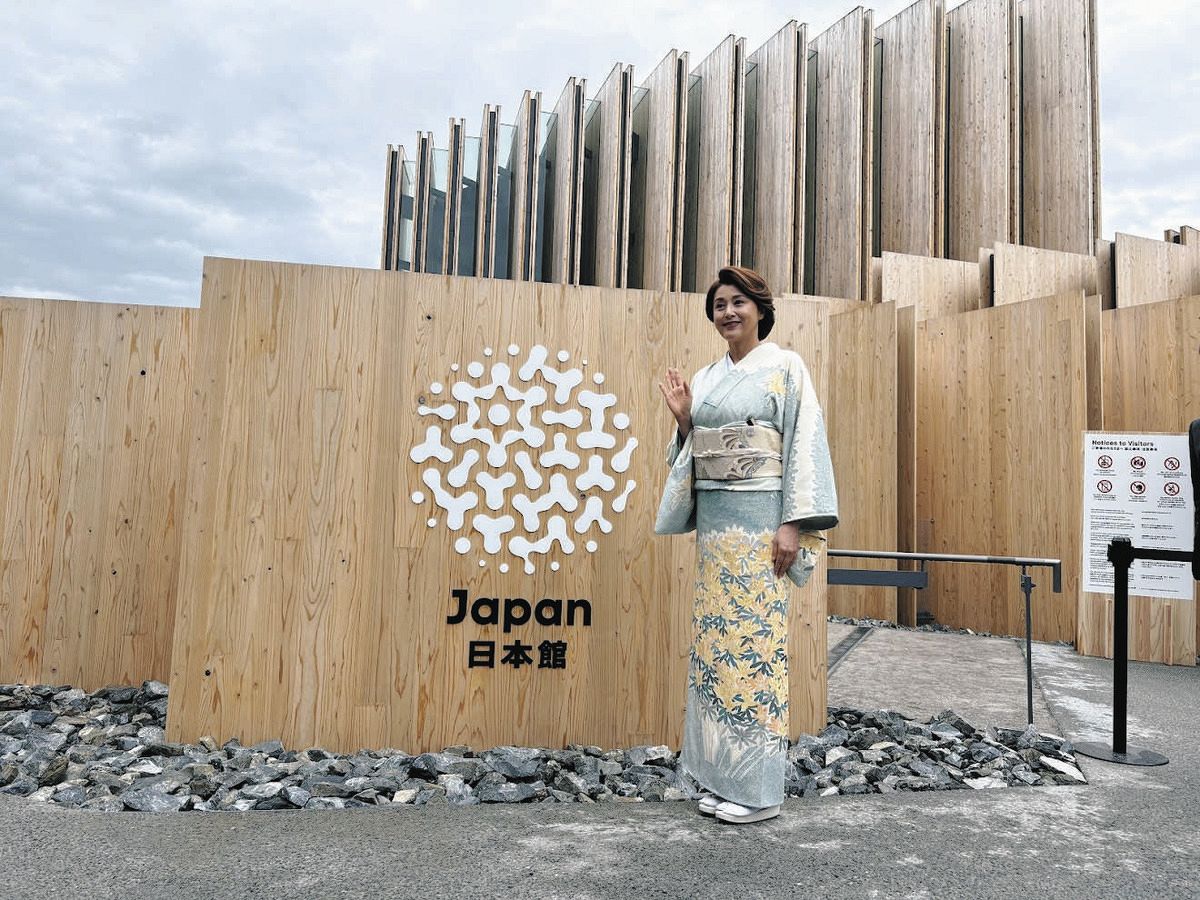 存分に日本館を楽しんで」名誉館長の藤原紀香、春らしい和装で最初の
