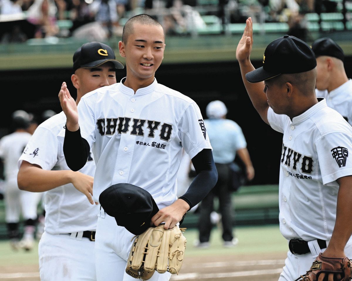 中京が7年ぶりの決勝進出、背番号10の西岡が8イニング無失点の好投で