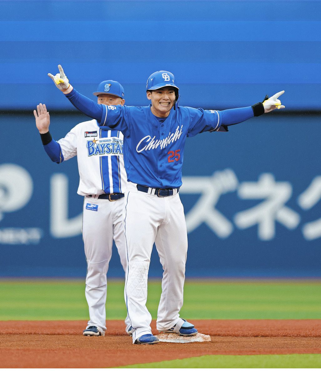 中日・石川昂弥、8回に今季初安打となる左翼線二塁打放ち喜びのポーズ