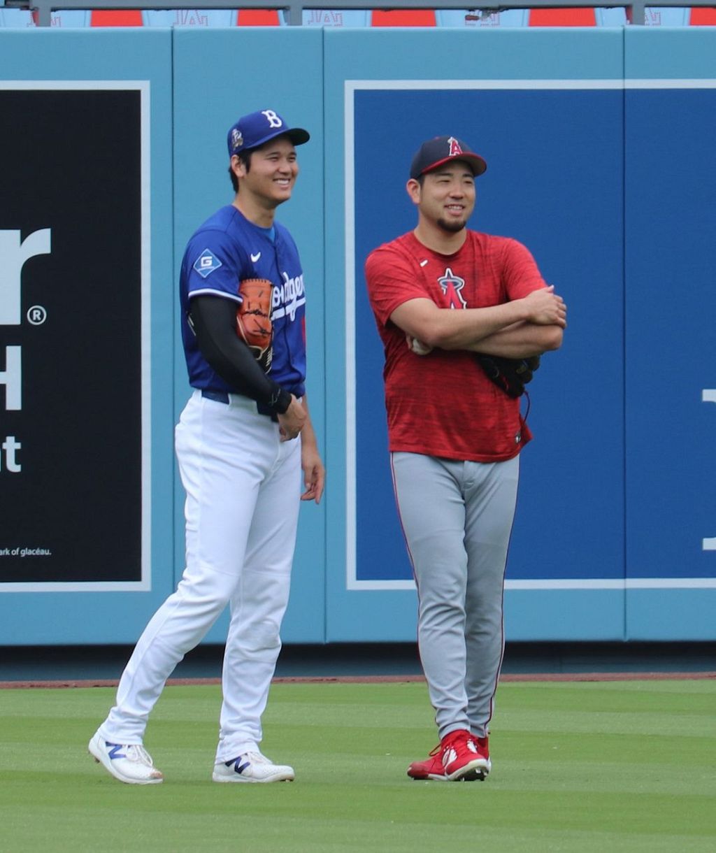 大谷翔平×菊池流星 大谷翔平メジャーリーグカード菊池流星 笑顔を見せる大谷翔平（左）と