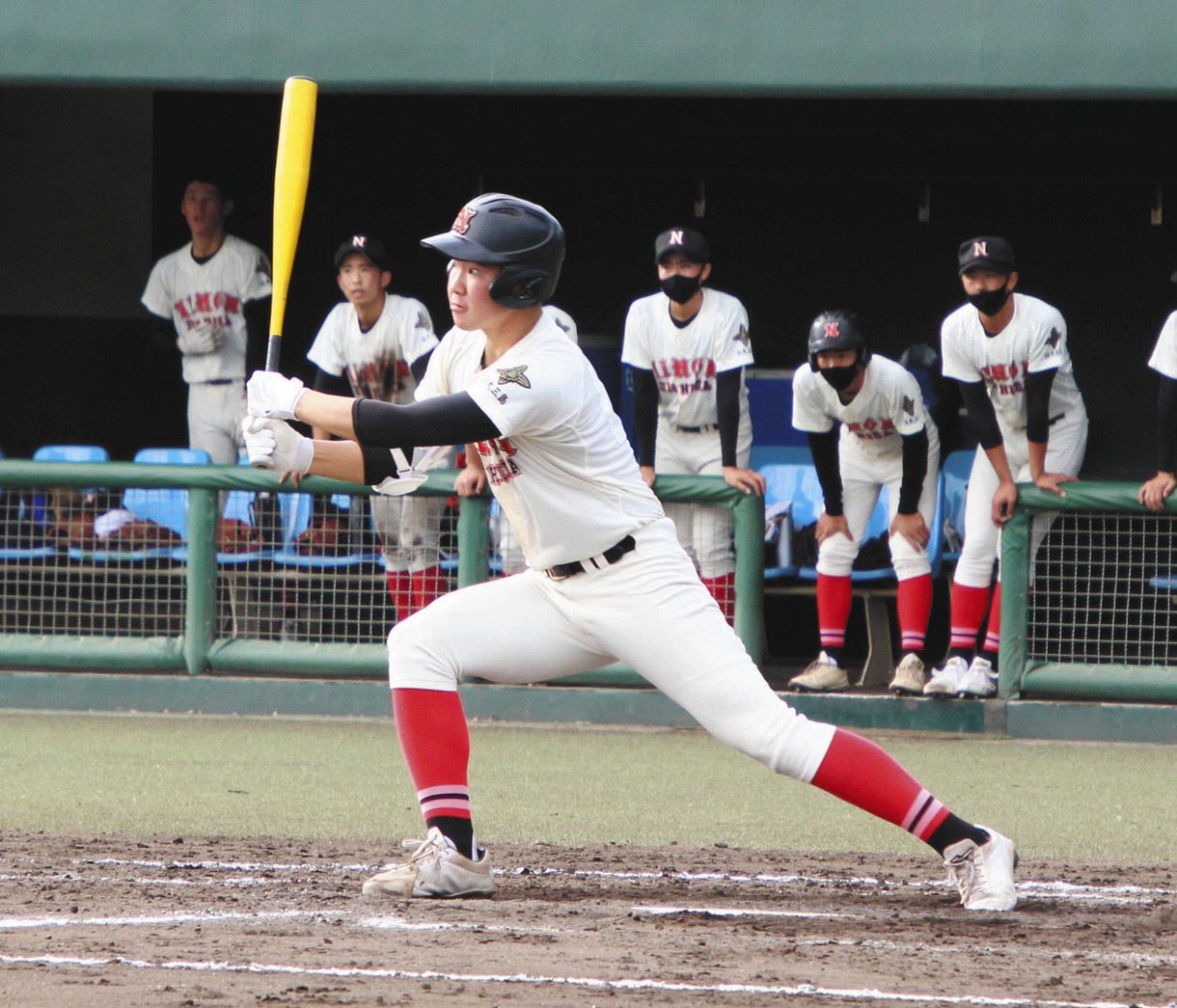 ５回に中越えの２点適時二塁打を放つ日大三島の松永陽登投手
