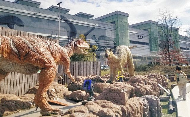 福井駅に3メートルレゴ恐竜 新幹線県内開業の来年3月披露 周囲に装飾