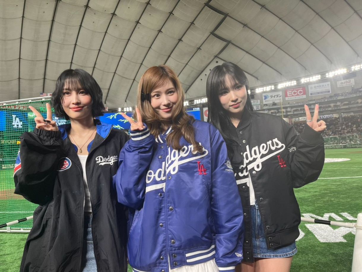 ◇MISAMO、ピースサイン「3人とも可愛すぎる…」＆へそ出しユニ姿【写真