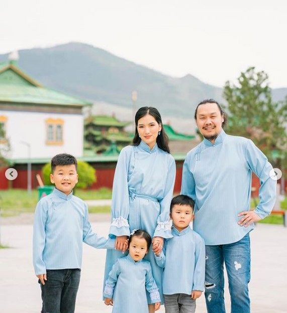 ◆『VIVANT』チンギス役バルサー、美人妻と3児で家族記念ショット【写真】