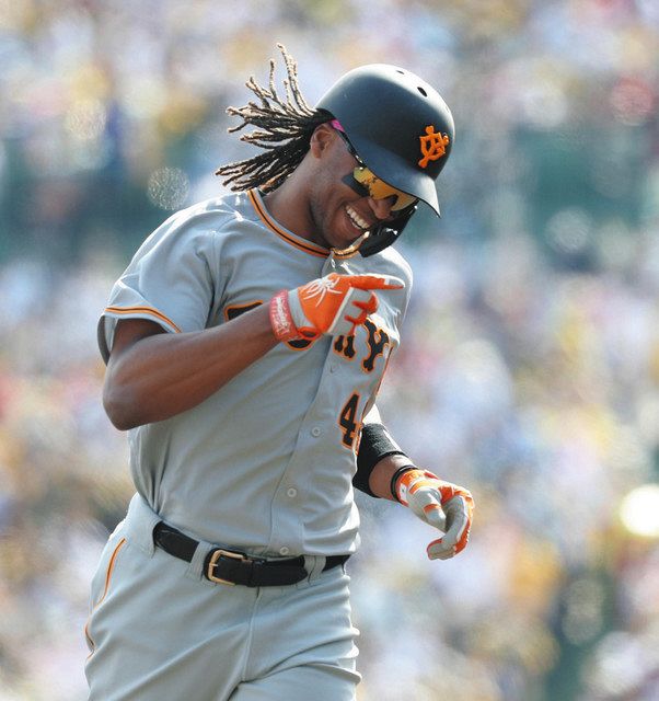 巨人 連敗止めたウォーカー逆転の来日1号3ラン 自分自身も待ちに待った Very Happy 中日スポーツ 東京中日スポーツ