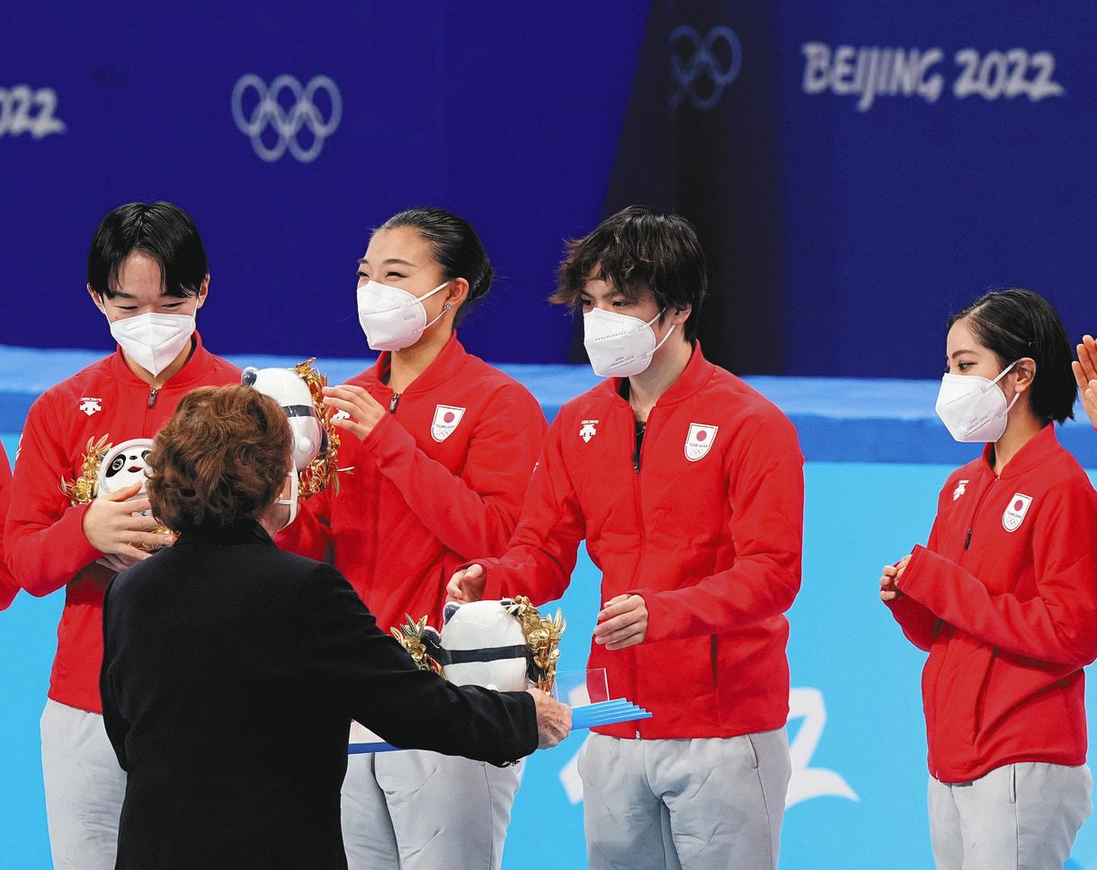 金メダル級の絆！宇野昌磨「4年間の成長に感激」鍵山優真「団体戦の