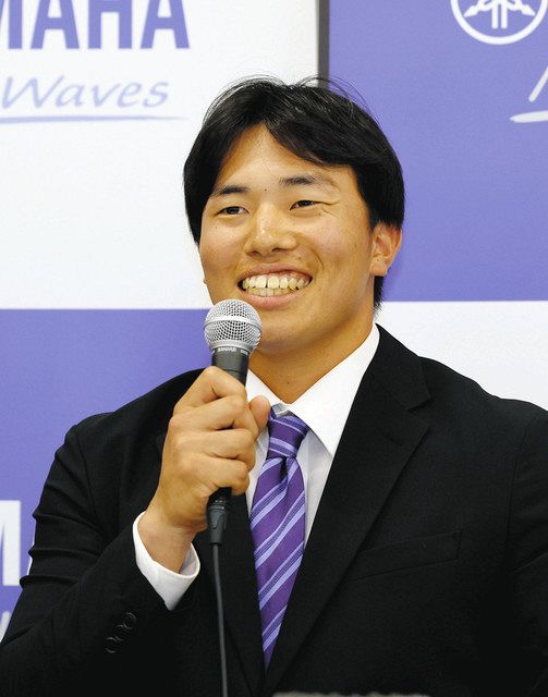 会見で笑顔を見せる中日から６位指名されたヤマハの清水智裕＝浜松市中央区で（川戸賢一撮影）