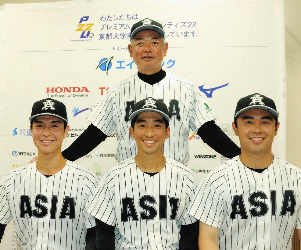 完全Ｖをけん引した４年生トリオ、（左から）大越弘太朗内野手、田中幹也内野手、藤江亮太内野手と生田勉監督