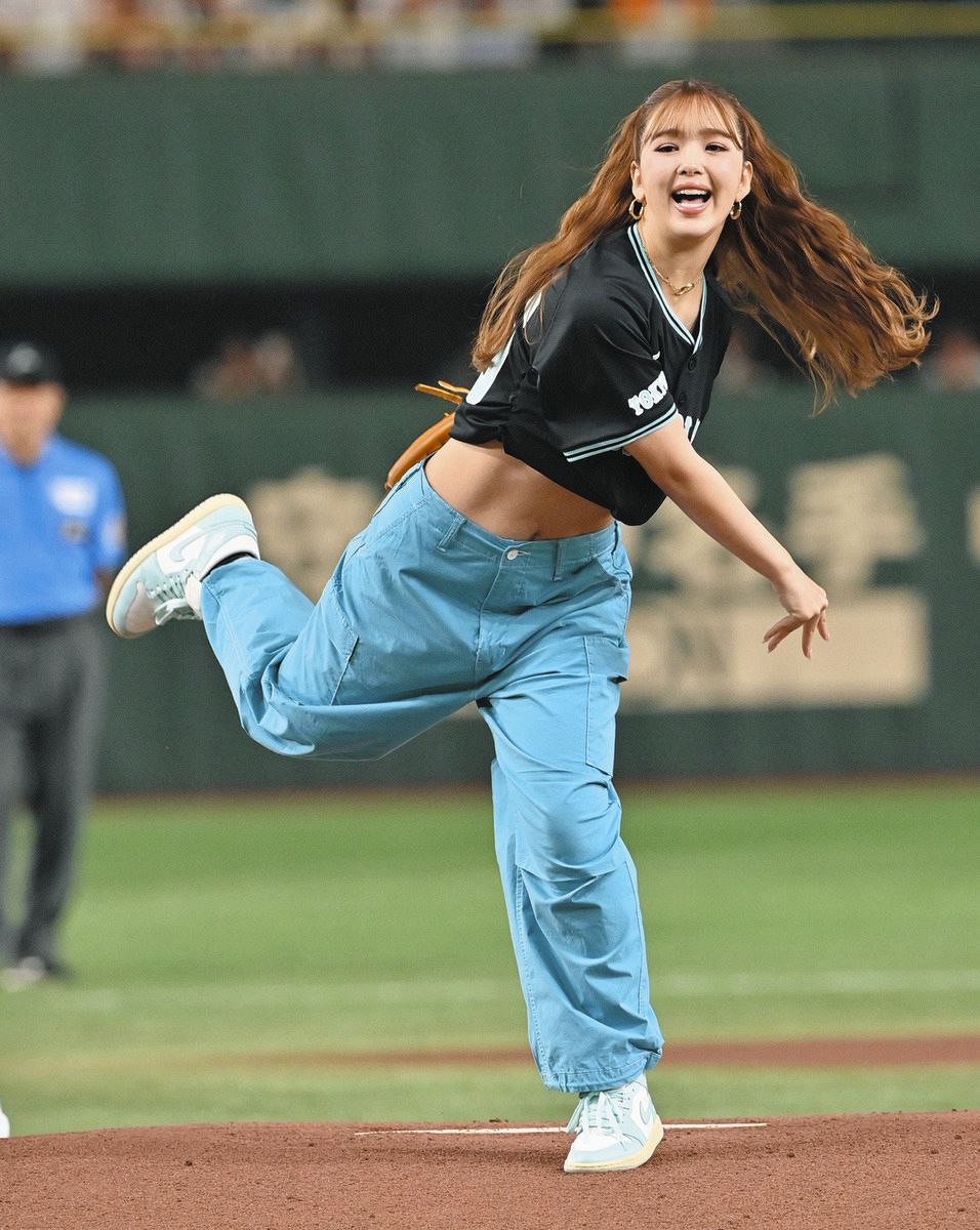 藤田ニコル、ティファニー×巨人のコラボユニで始球式 ボールたたきつけ