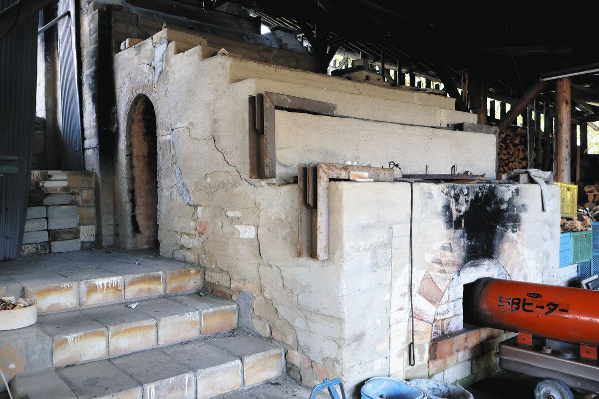 窯業が盛んだった時代を伝える登り窯＝恵那市山岡町で
