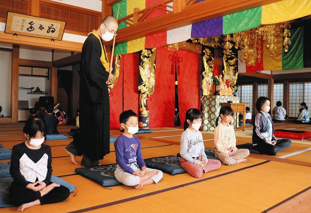 姿勢よく背筋ピン 袋井の園児が座禅体験:中日新聞しずおかWeb
