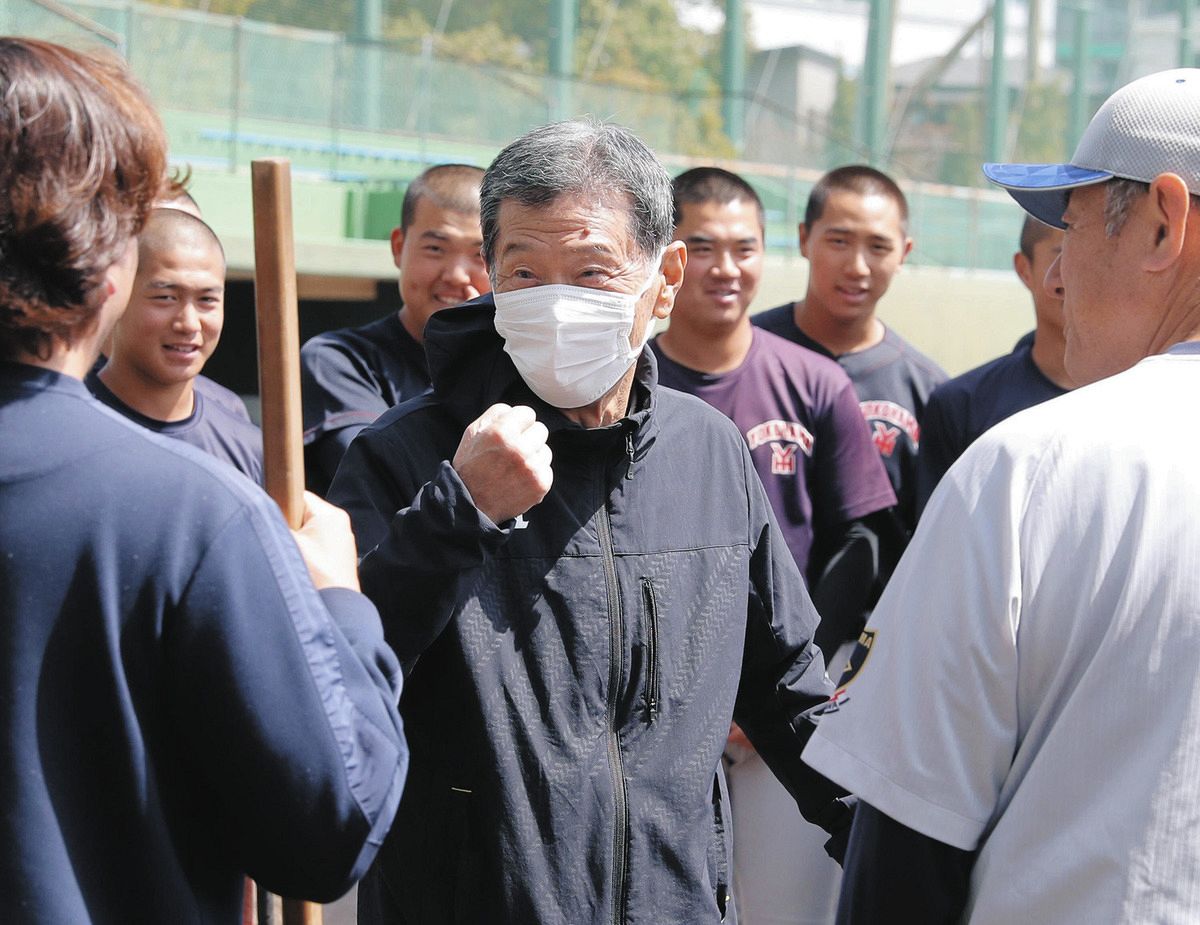 横浜ナインを前に話す渡辺元智元監督＝29日