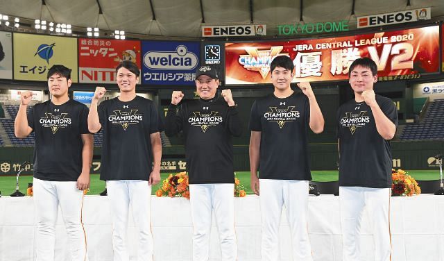 優勝会見を終え、ガッツポーズしてリーグ優勝を喜ぶ巨人の（左から）岡本、坂本、原監督、菅野、丸