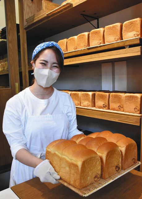 一日に何本も焼き上がる食パン。手前が熟香、奥が絹香。=名古屋市中村区のつばめパン&Milk名駅店で
